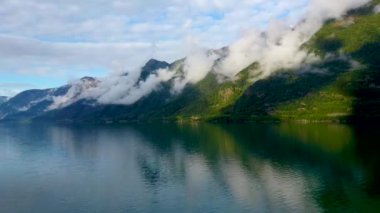 Norveç 'teki Hardangerfjord fiyordunda, suyun üzerinde insansız hava aracı uçuşu.