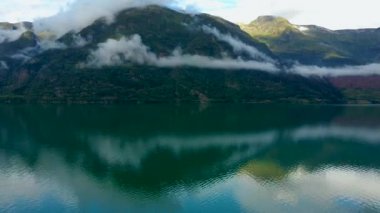Norveç 'teki Hardangerfjord fiyordunda, suyun üzerinde insansız hava aracı uçuşu.