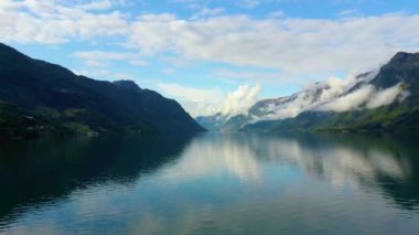 Norveç 'teki Hardangerfjord fiyordunda, suyun üzerinde insansız hava aracı uçuşu.
