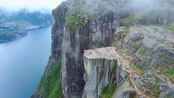 Vuelo aéreo con drones sobre Pulpit Rock, Presidente de Predicadores, Preikestolen, Noruega — Vídeo de stock