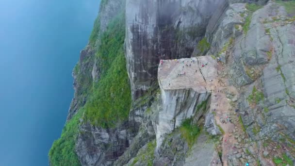 Aerial drone flight over Pulpit Rock, Preachers Chair, Preikestolen, Norvégia — Stock videók