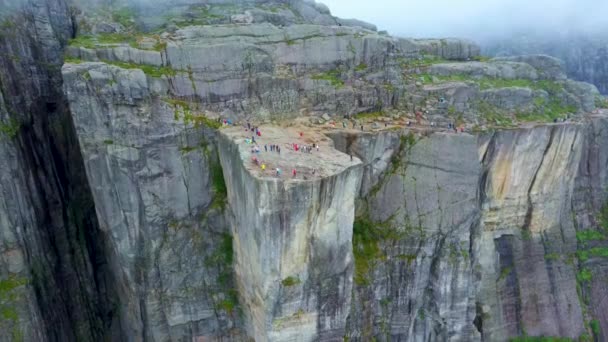 Vuelo aéreo con drones sobre Pulpit Rock, Presidente de Predicadores, Preikestolen, Noruega — Vídeos de Stock