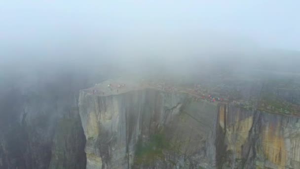 Vuelo aéreo con drones sobre Pulpit Rock, Presidente de Predicadores, Preikestolen, Noruega — Vídeos de Stock