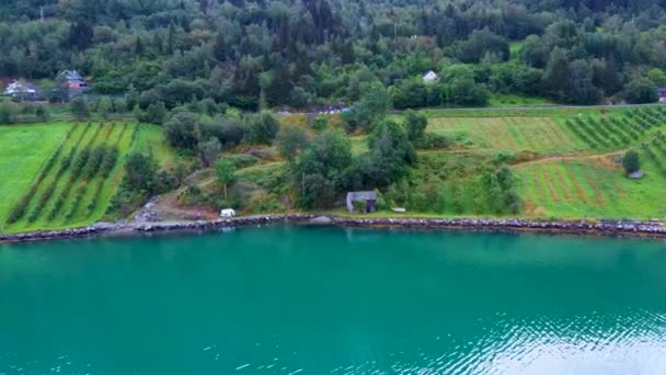 Letecký let dronem nad tyrkysovou vodou fjordu Hardangerfjord, Norsko — Stock video