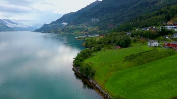 비행기가 노르웨이 의 하위데 르 피오르 피오르 청록색 물위를 비행하는 모습 — 비디오