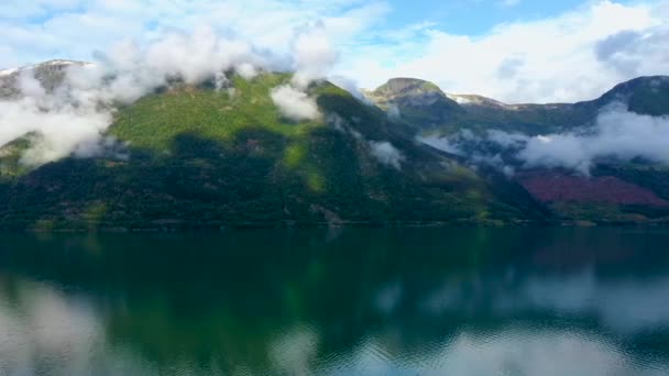 Vuelo aéreo con drones sobre el agua en el fiordo Hardangerfjord, Noruega — Vídeos de Stock