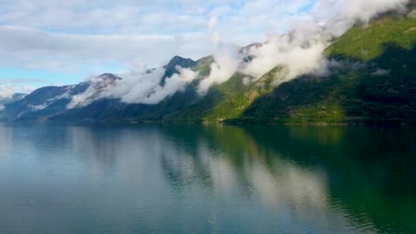 Vuelo aéreo con drones sobre el agua en el fiordo Hardangerfjord, Noruega — Vídeos de Stock