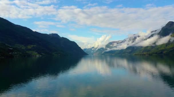 노르웨이 의 하르 데 르 피오르 피오르 에 있는 물위를 비행하는 공중 무인기 — 비디오