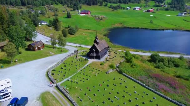 Vista aérea do drone da famosa Igreja de Eidsborg Stave, Noruega — Vídeo de Stock