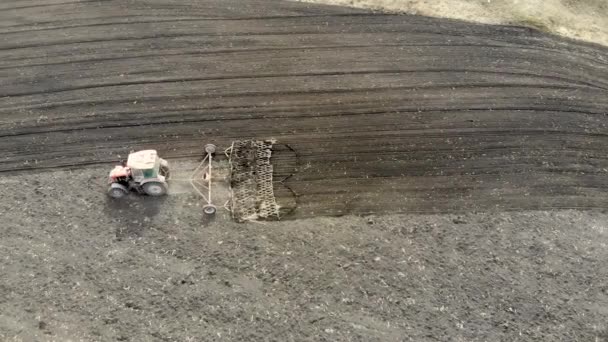 Çernozem alanını bozan bir traktörün hava aracı görüntüsü. Baharda çekildi. — Stok video