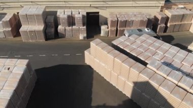 Paletler bitmiş ürünlerle depoda hava aracı uçuşu