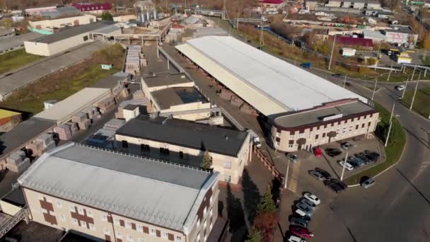 Vol aérien par drone au-dessus d'un grand entrepôt avec palettes produits finis — Video