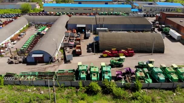 Vol aérien par drone au-dessus d'un grand parking de véhicules agricoles et cargo — Video