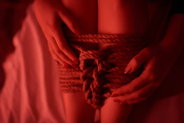 Mulher sexy em lingerie erótica e shibari. Amor e jogos de sexo para casais. Noite quente — Fotografia de Stock