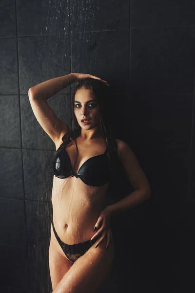 Une belle fille se tient sous la douche. Séance photo humide — Photo