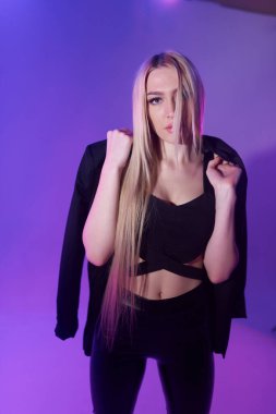 Pembe arka plan üzerinde iskemlede çekici sarışın kadın