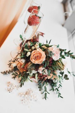 Bir gelin tarafından tutulan buketin yakın çekimi