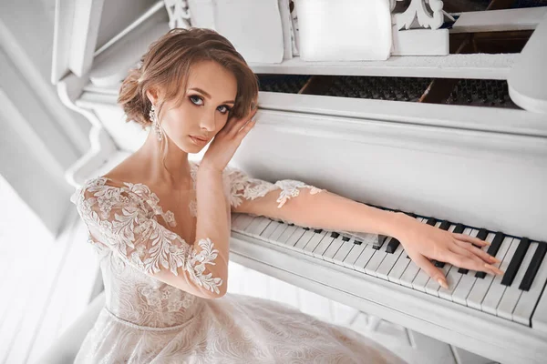 Une Belle Fille Tient Debout Dans Une Robe Mariée Photoshoot — Photo