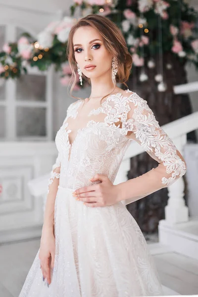美しい少女がウェディングドレスを着て立っている 白で写真撮影 花嫁のスタイリッシュな写真撮影 — ストック写真