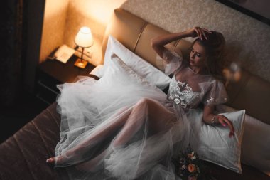 Su samurunda düğün fotoğrafı çekimi. Krem rengi gelin.