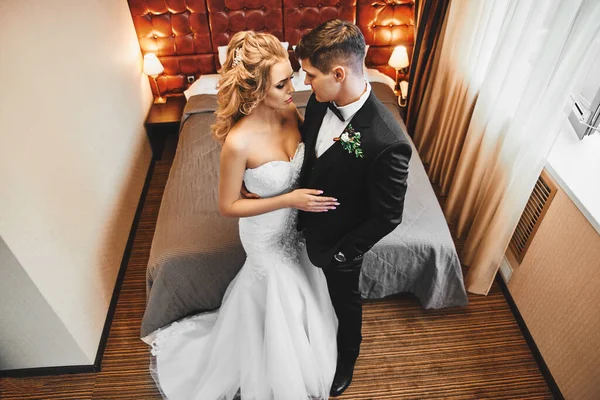 Gelin Damat Bir Otel Odasında Düğün Fotoğrafı Çekimi Şehvetli Soyunma — Stok fotoğraf
