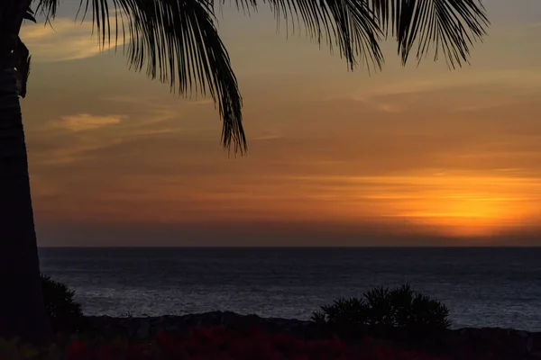 Soleil Vient Coucher Derrière Horizon Marin Dans Cette Scène Tropicale — Photo