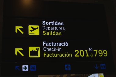 Barcelona Havaalanı, İspanya - 12 Aralık 2019: havaalanı giriş ve kalkış belgesi, yakın çekim