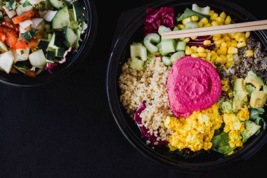 Buda kasesi vejetaryen detoks salatası ve siyah bir arka plan. Düz konum, üst görünüm, metin için boşluk