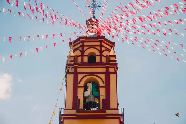 Мексиканская Церковная Башня Колоколом Украшенная Местных Торжеств — стоковое фото