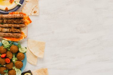 Lübnan yemeklerinde yazı için yer var: falafel, pita ekmeği, helal kebap ve mantar.