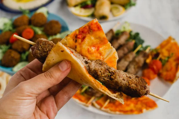 Lübnan Kebabı Eti Geleneksel Orta Doğu Mutfağındaki Gibi Pide Ekmeğiyle — Stok fotoğraf