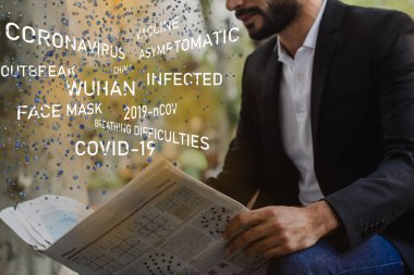 Coronavirus medya kapsamı: erkek covid-19 ile ilgili sözlerle basın haberleri okuyor