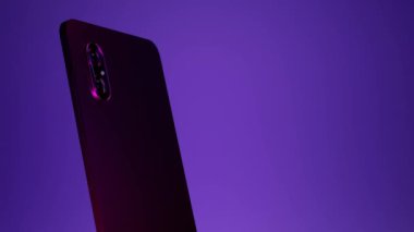 Boş ekran ve renkli ışıklarla cep telefonu modeli