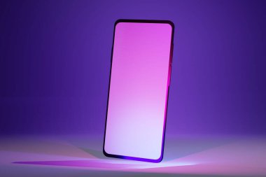 Cep telefonu izometrik tasarımı ve boş ekran. Modern cep telefonu illüstrasyonunu taklit et