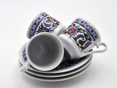 Plakalar ve bardaklar beyaz arka planda. Türk kahve seti. İzole edilmiş. Yan görüş. Yakın plan..