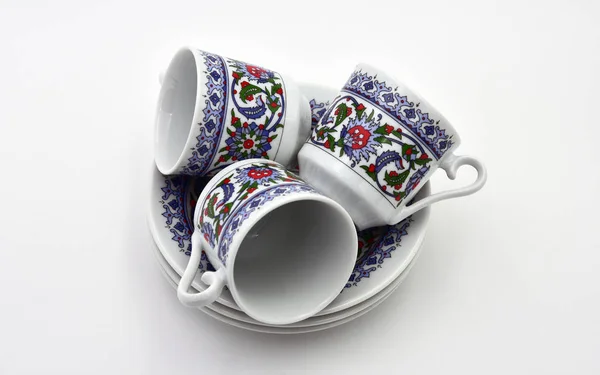 Borden Kopjes Een Witte Achtergrond Turkse Koffieset Geïsoleerd Zijaanzicht — Stockfoto