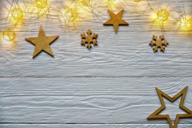 Beyaz ahşap arka planda Noel süsleri. Noel arkaplanı.