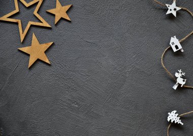 Karanlık bir arka planda ahşap Noel süsleri. Neşeli arkaplan.