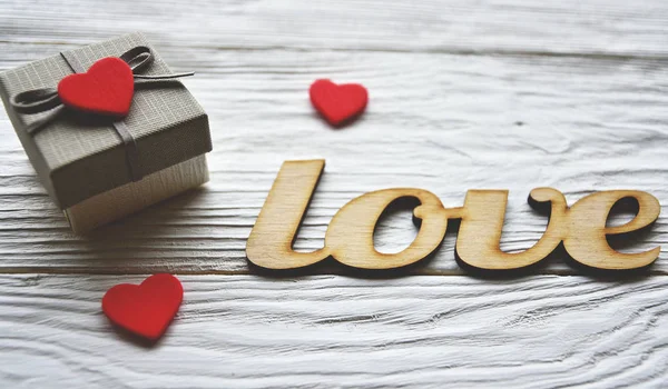 Geschenkkarton Mit Kleinen Roten Herzen Und Dekorativem Hölzernen Wort Liebe — Stockfoto