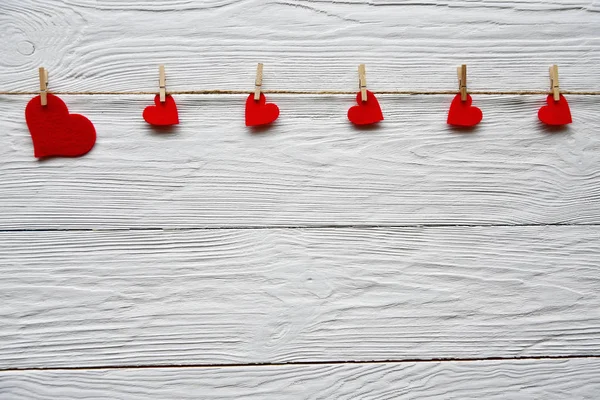 Wäscheklammern Mit Filzherzen Auf Einem Weißen Schreibtisch Hintergrund Zum Valentinstag — Stockfoto