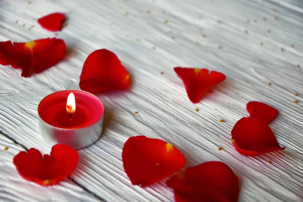 Pétalos Rosa Roja Vela Ardiente Roja Sobre Fondo Madera Blanca — Foto de Stock