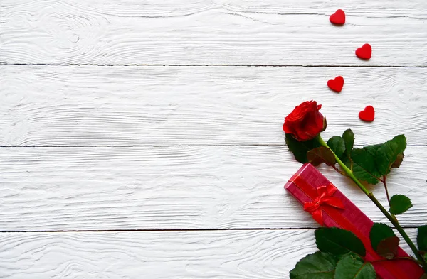 Rosa Vermelha Caixa Presente Pequenos Corações Vermelhos Madeira Uma Mesa — Fotografia de Stock