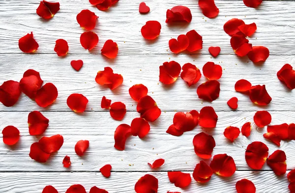 Pétalos Rosa Roja Pequeños Corazones Madera Roja Sobre Fondo Madera — Foto de Stock