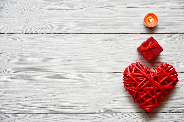 Grande Coração Vime Vermelho Caixa Presente Vela Acesa Fundo Madeira — Fotografia de Stock