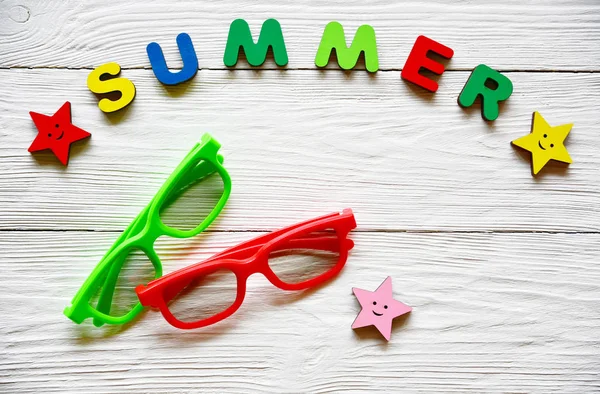 Hölzerne Mehrfarbige Aufschrift Sommer Mehrfarbige Sterne Und Zwei Paar Sonnenbrillen — Stockfoto