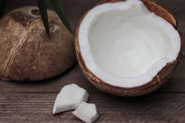 Deux Moitiés Noix Coco Sur Une Table Bois — Photo