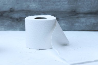 Tek rulo tuvalet kağıdı.