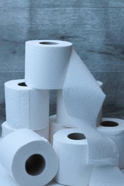 Tuvalet kağıdı ruloları hijyen için bir kavram.