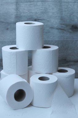 Tuvalet kağıdı ruloları hijyen için bir kavram.