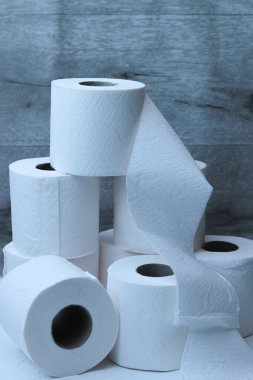 Tuvalet kağıdı ruloları hijyen için bir kavram.